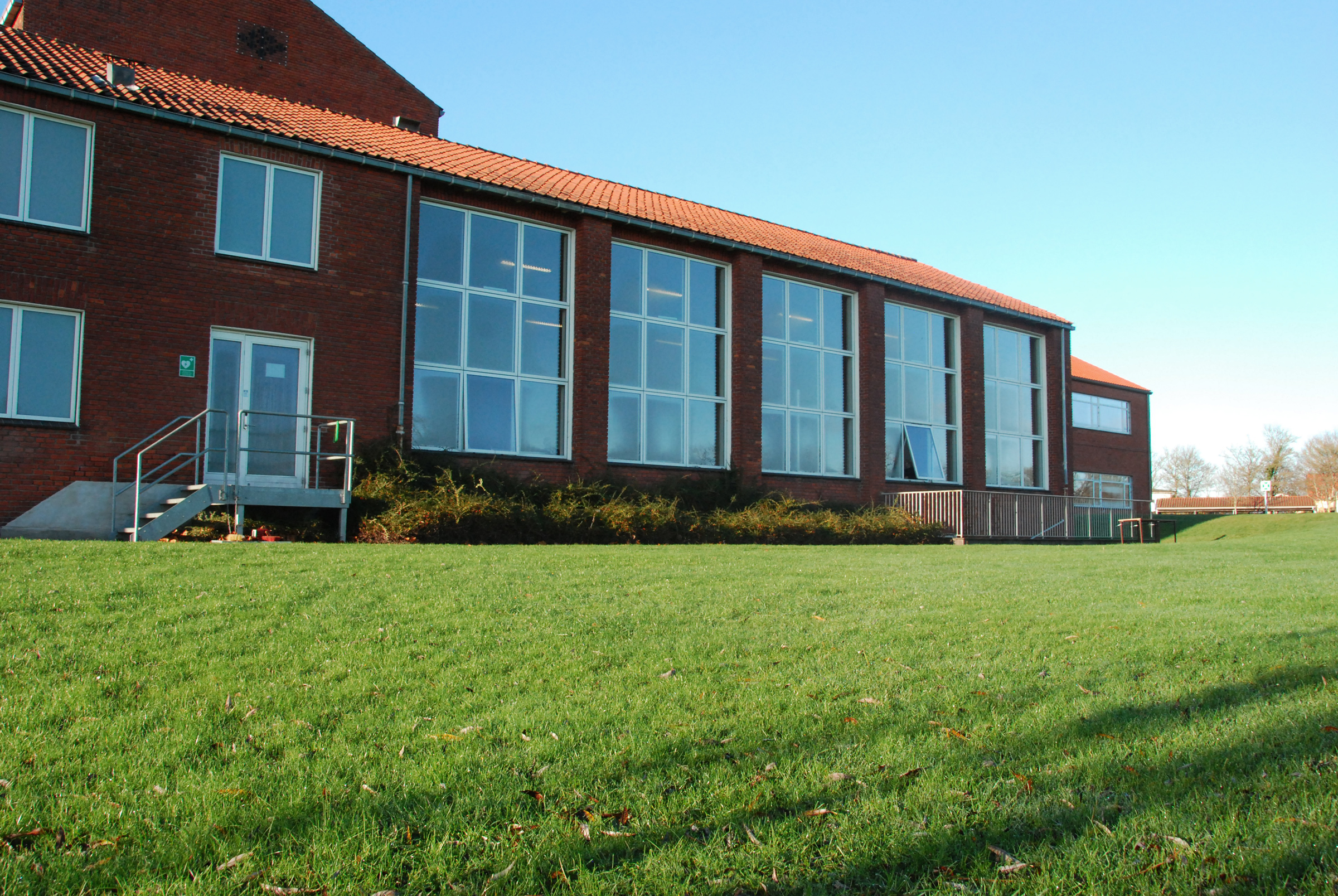 Nykøbing Katedralskoles bygninger set fra boldbanerne