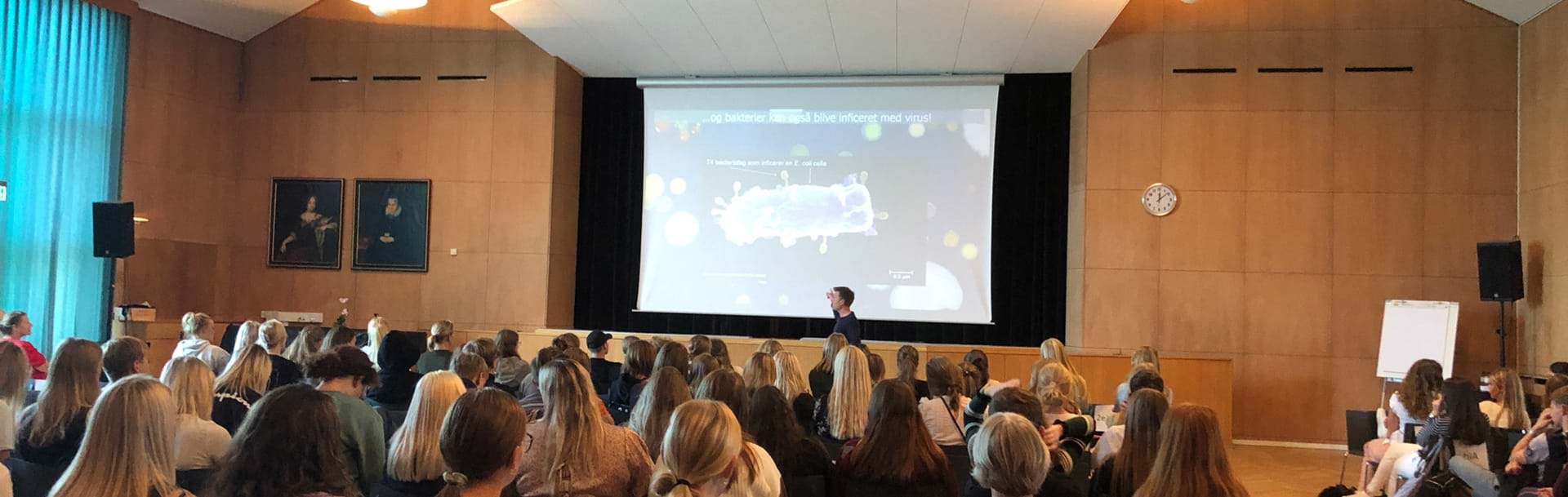 Stor forsamling i salen