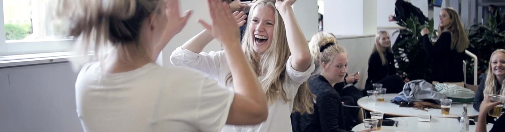 Elever som giver high-fives