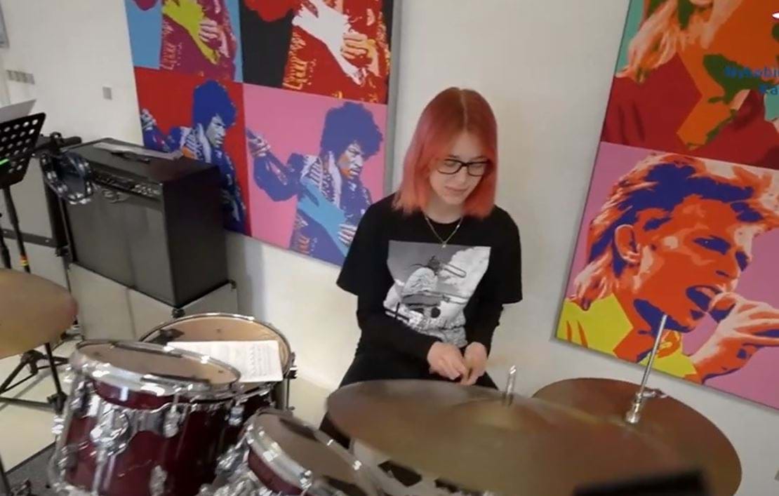 Pige spiller trommer