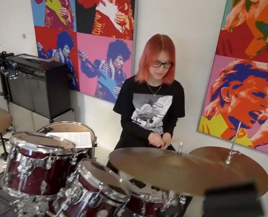 Pige spiller trommer