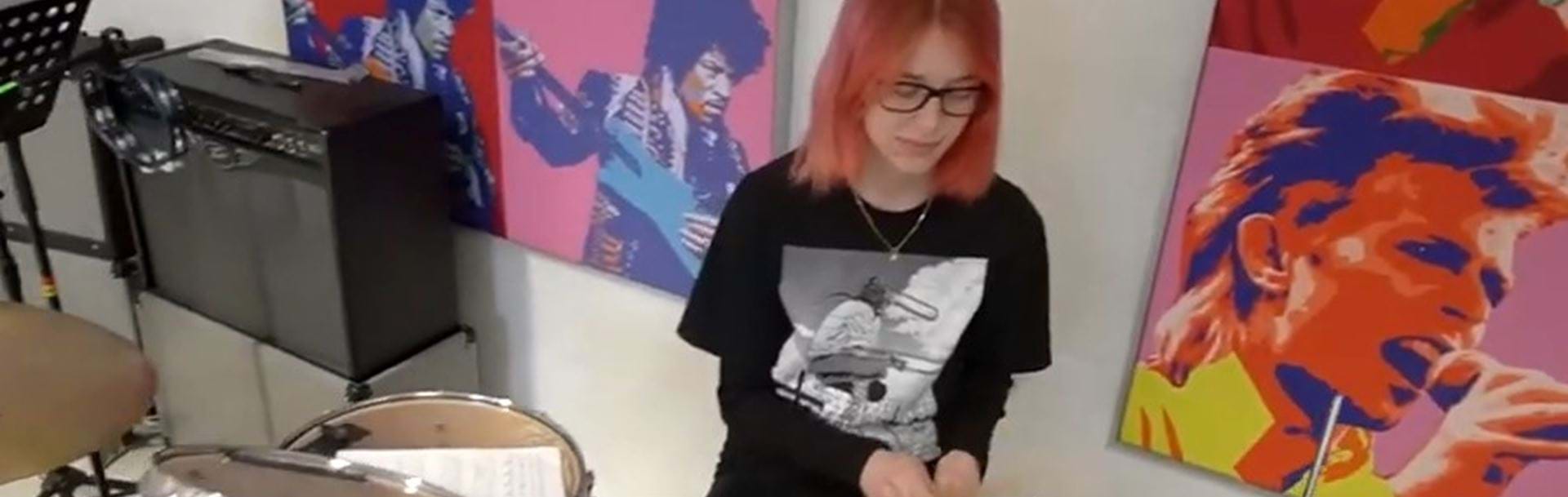 Pige spiller trommer