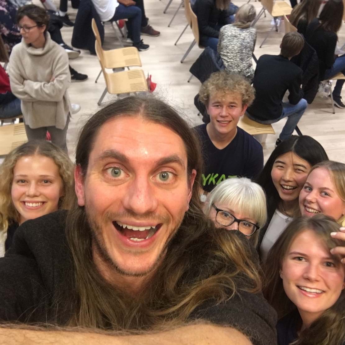 Lærer og elever tager selfie sammen