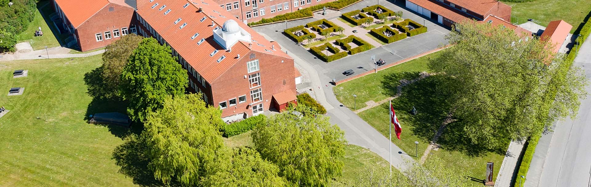 Skolen fotograferet oppe fra med drone