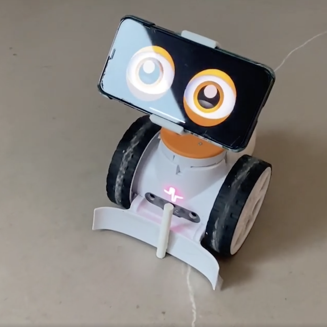 Billede af robotten som bliver arbejdet med i faget