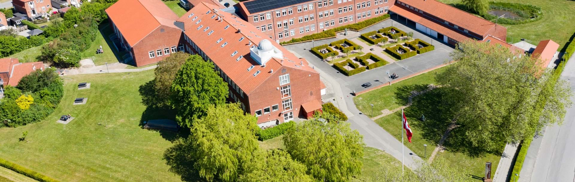 Nykøbing Katedralskole taget oppefra via drone