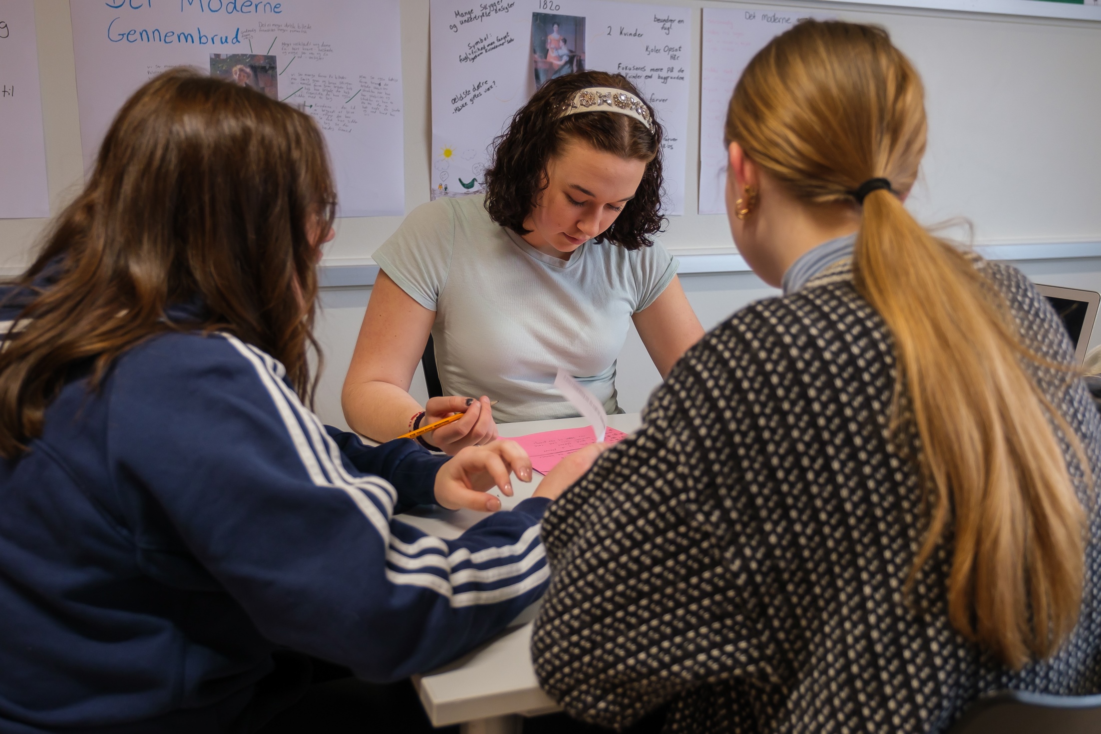 Elever som snakker sammen