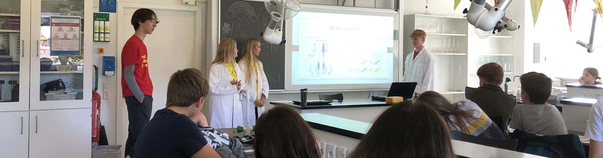 Elever i kemilokalet