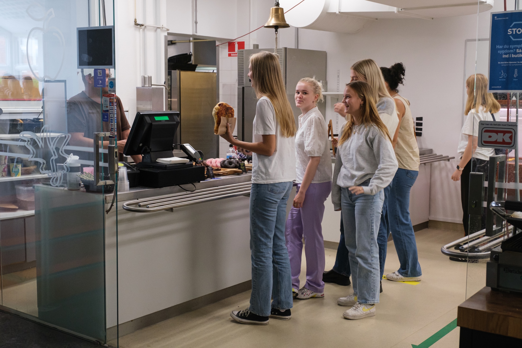 Kø ved kassen i kantinen