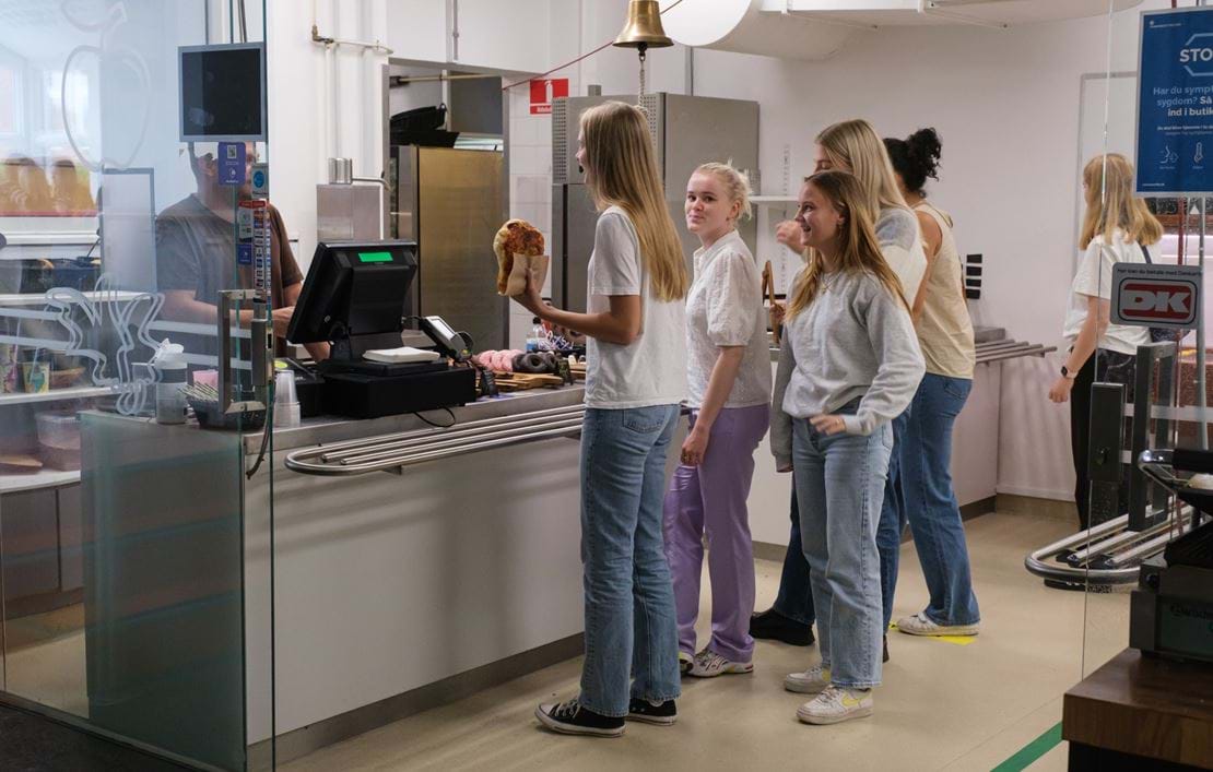 Kø ved kassen i kantinen