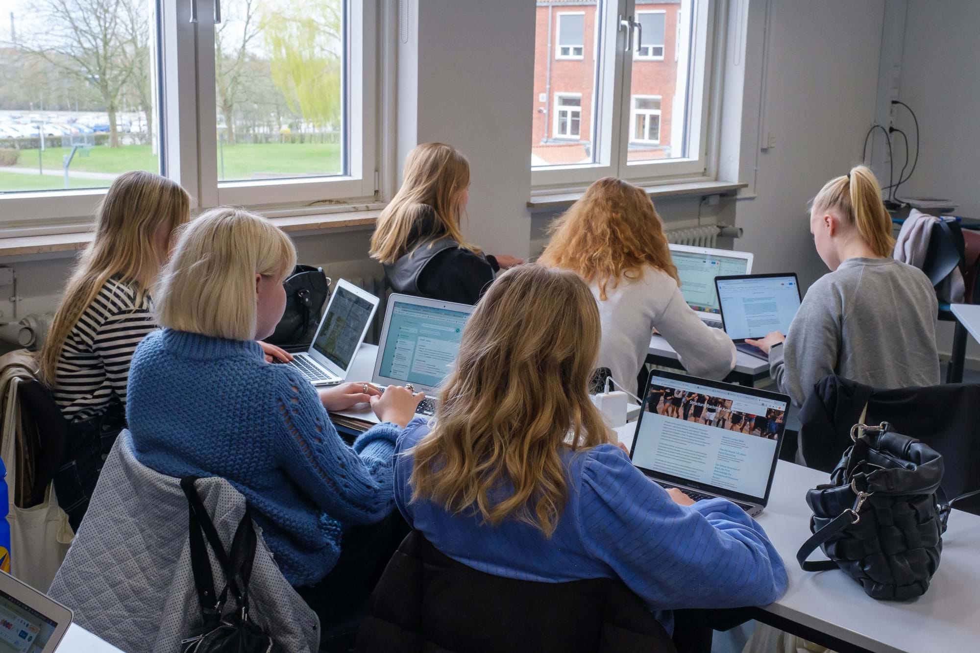 Elever laver samfundsfag på deres bærbare computere