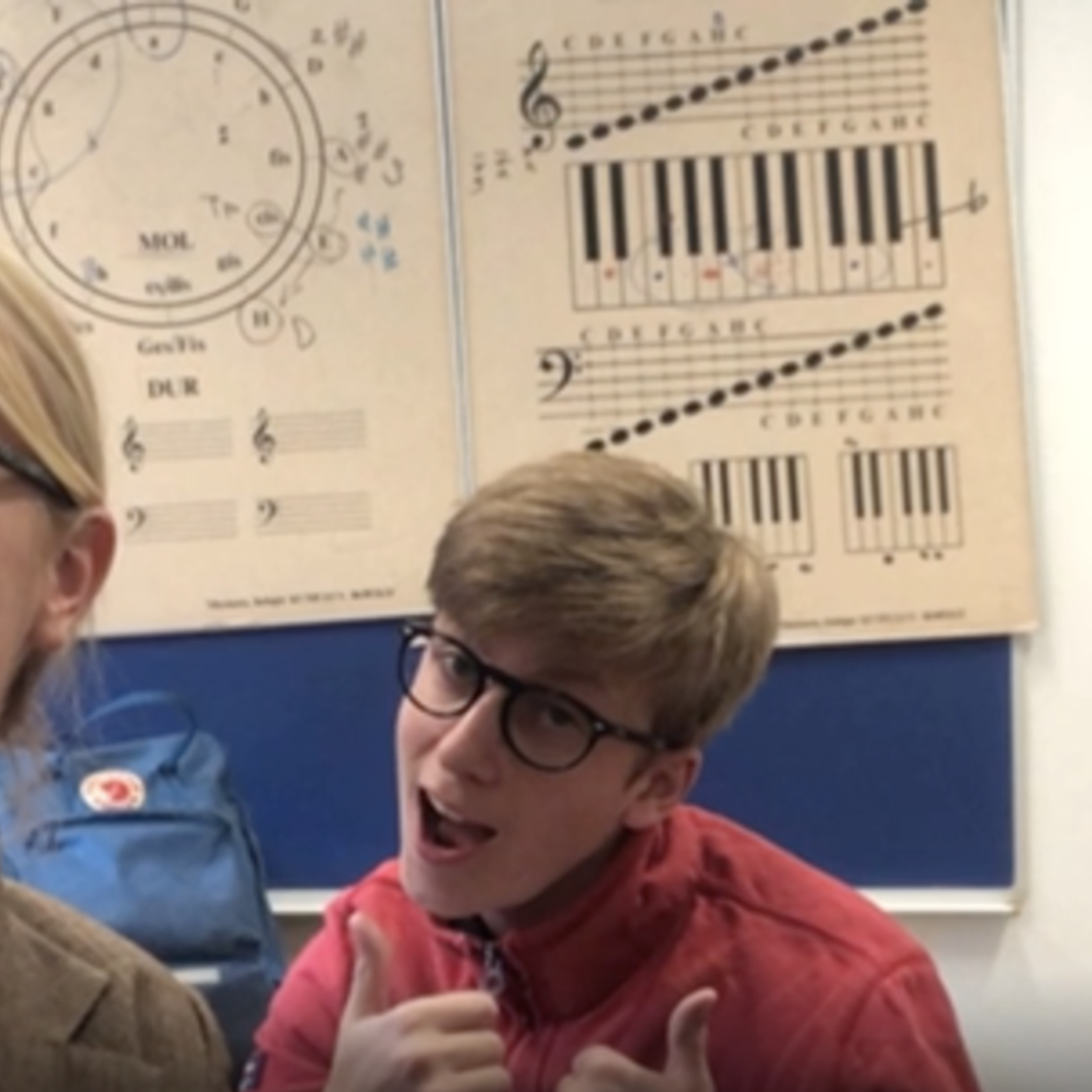 Billede af elever som præsenterer faget musik i videoen