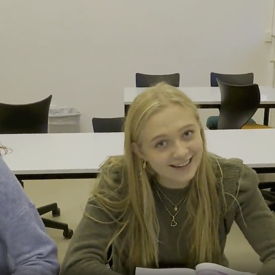 Billede af eleverne som præsenterer faget Erhvervsøkonomi i videoen