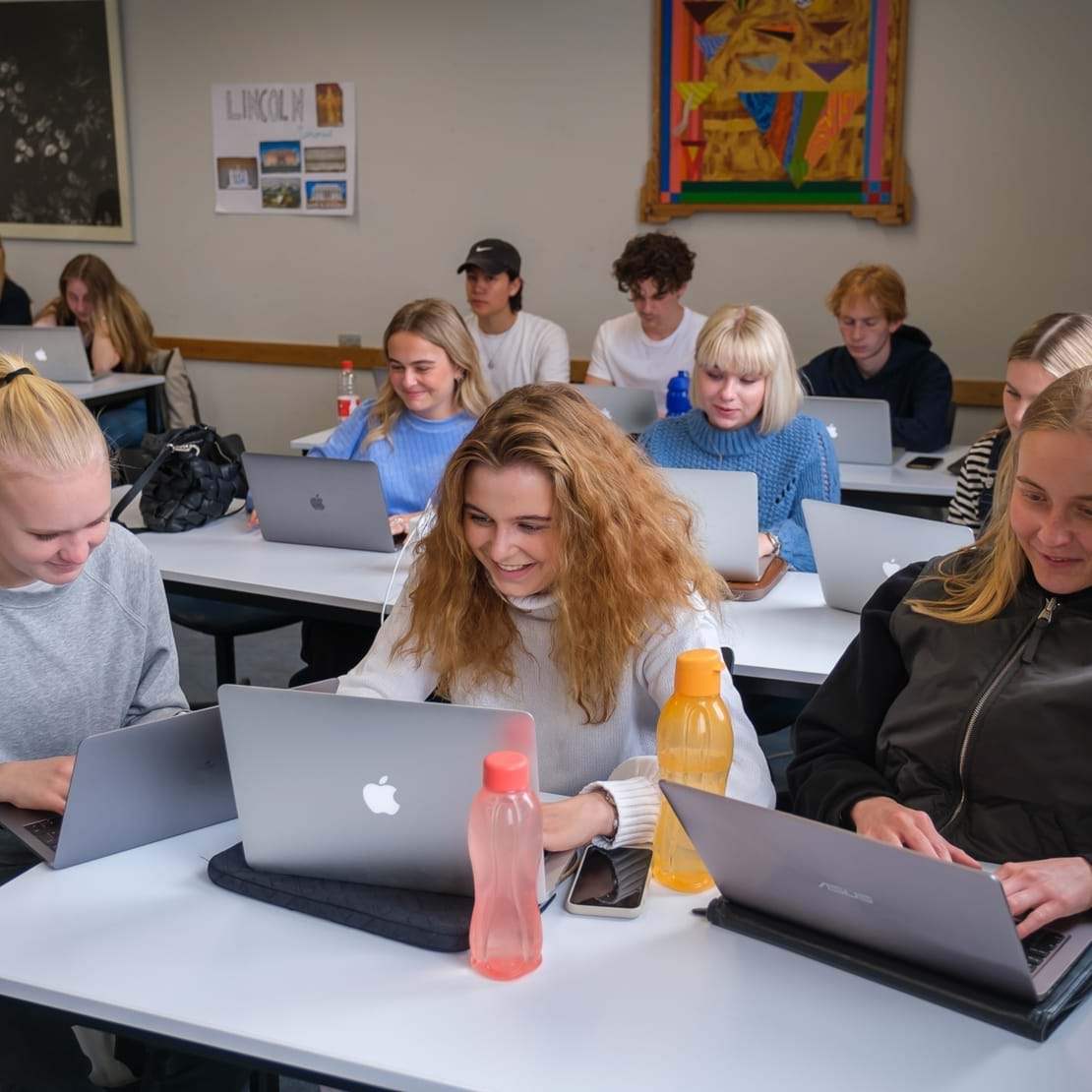 Elever laver opgaver på deres computere