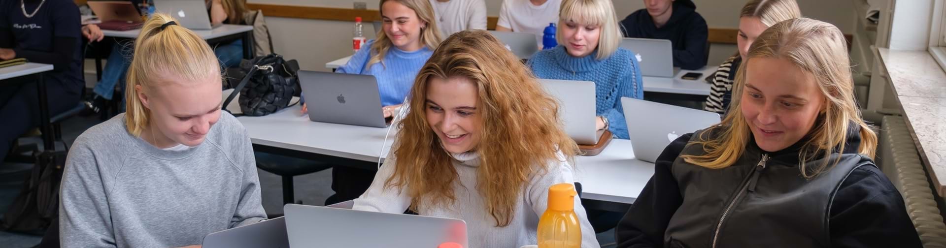 Glade elever i klasselokalet