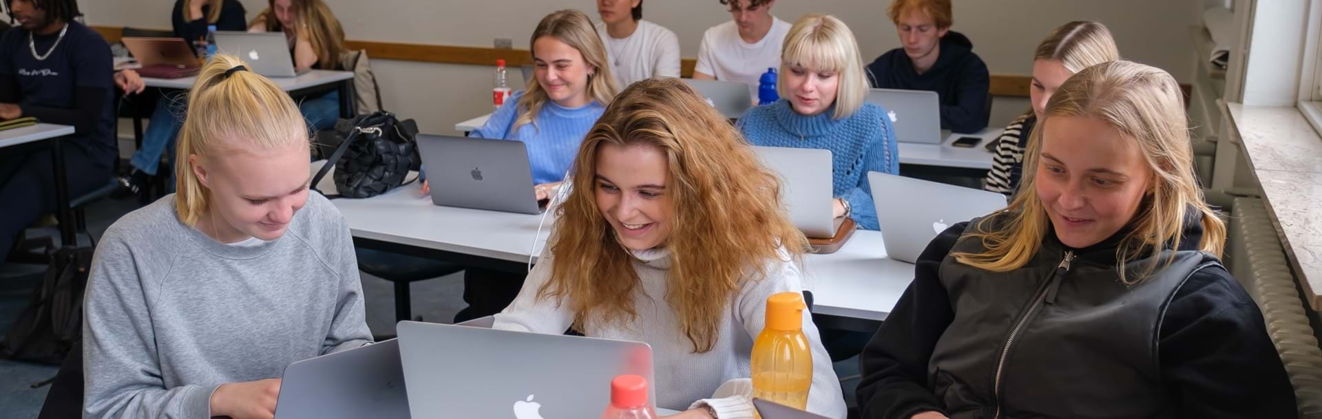 Elever laver opgaver på deres computere