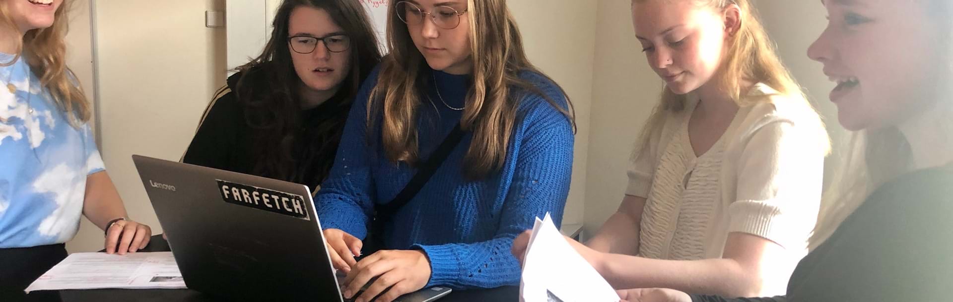 Elever kigger på en computer