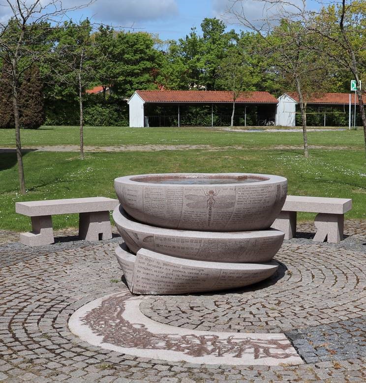 Vandkunst på græsplænen udenfor Nykøbing Katedralskole