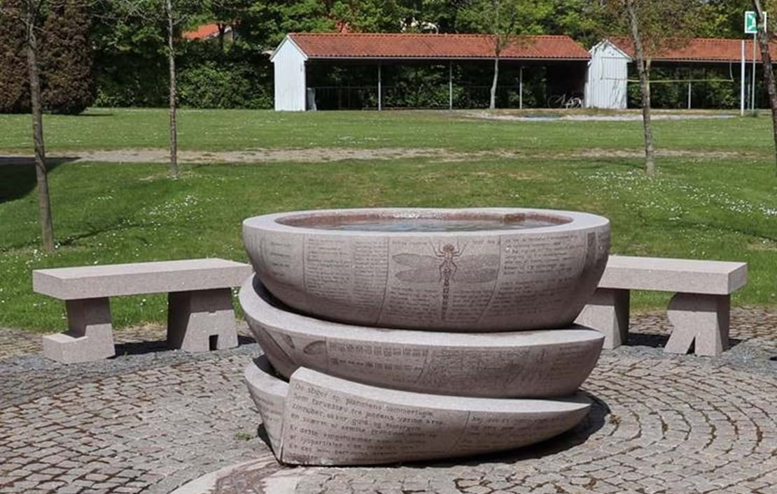 Vandkunst på græsplænen udenfor Nykøbing Katedralskole