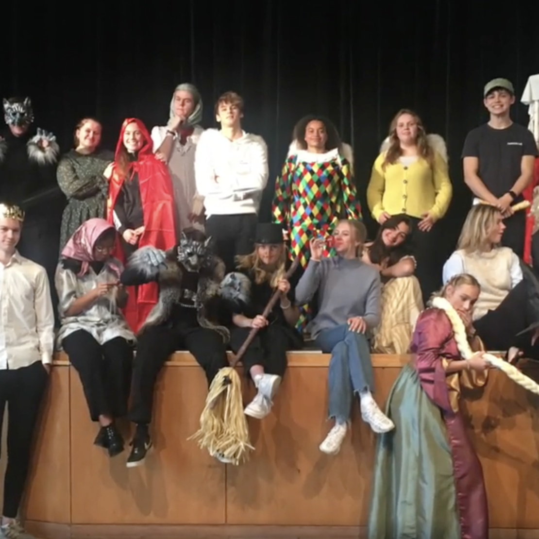 Billede af elever til dramaundervisning