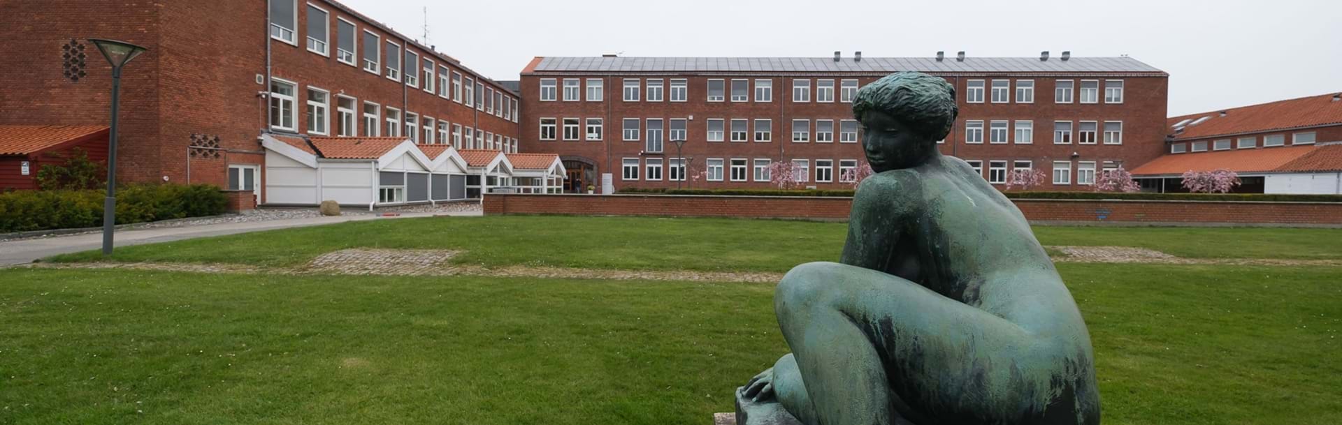 Nykøbing Katedralskole i baggrunden og statue i forgrunden