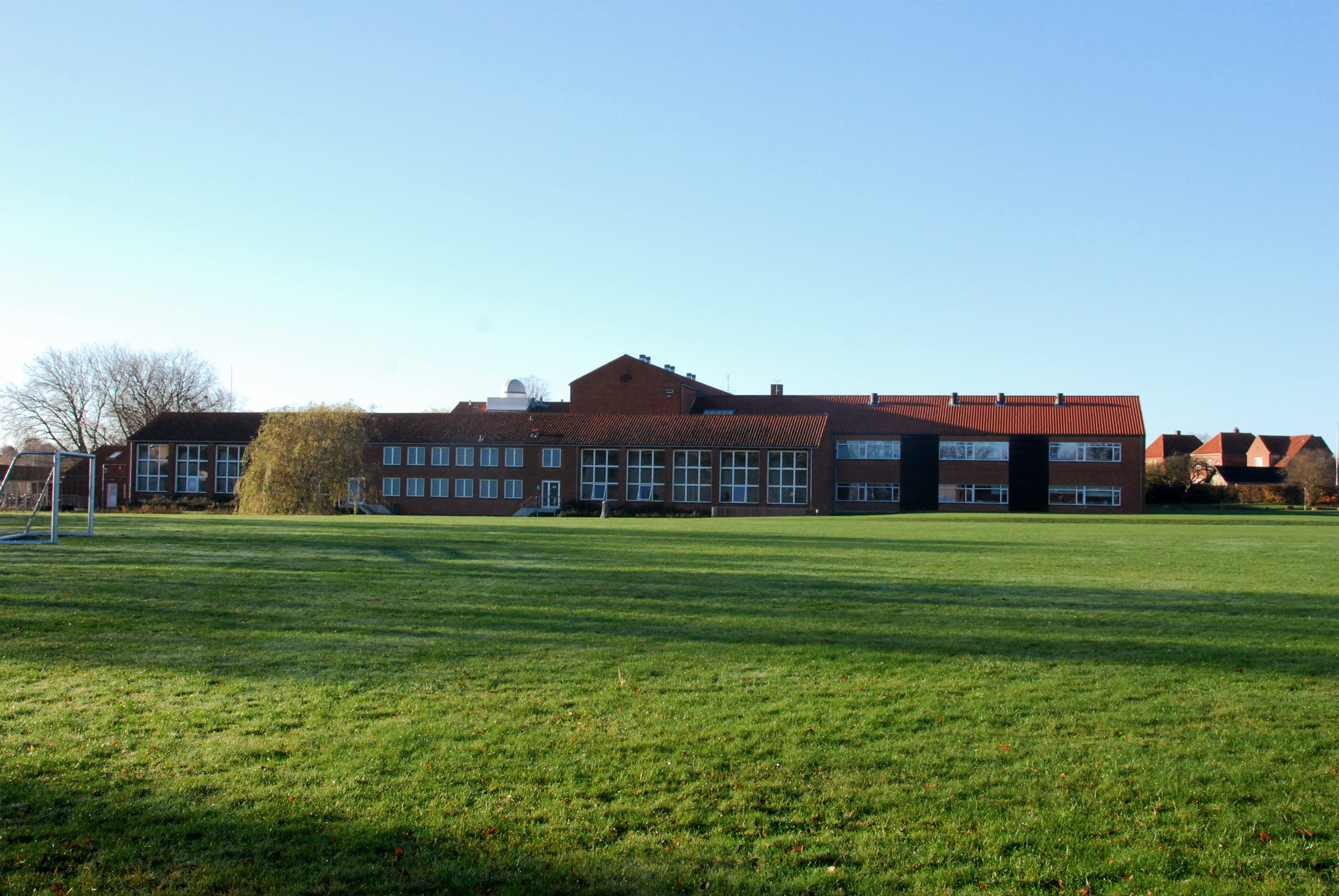 Skolens bagside set fra boldbanen