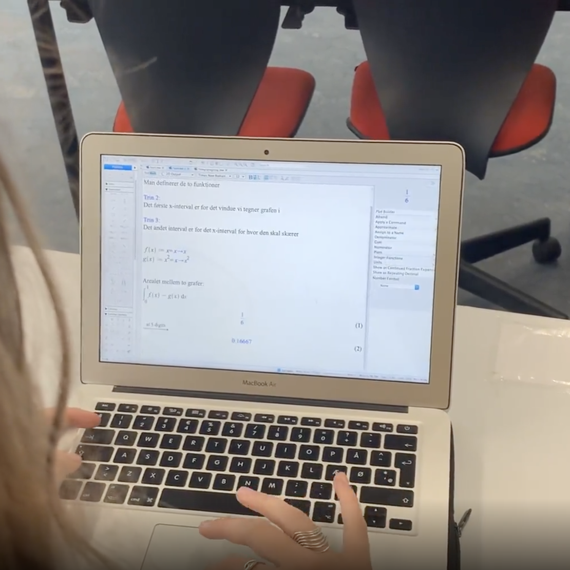 Billede af elev ved sin computer