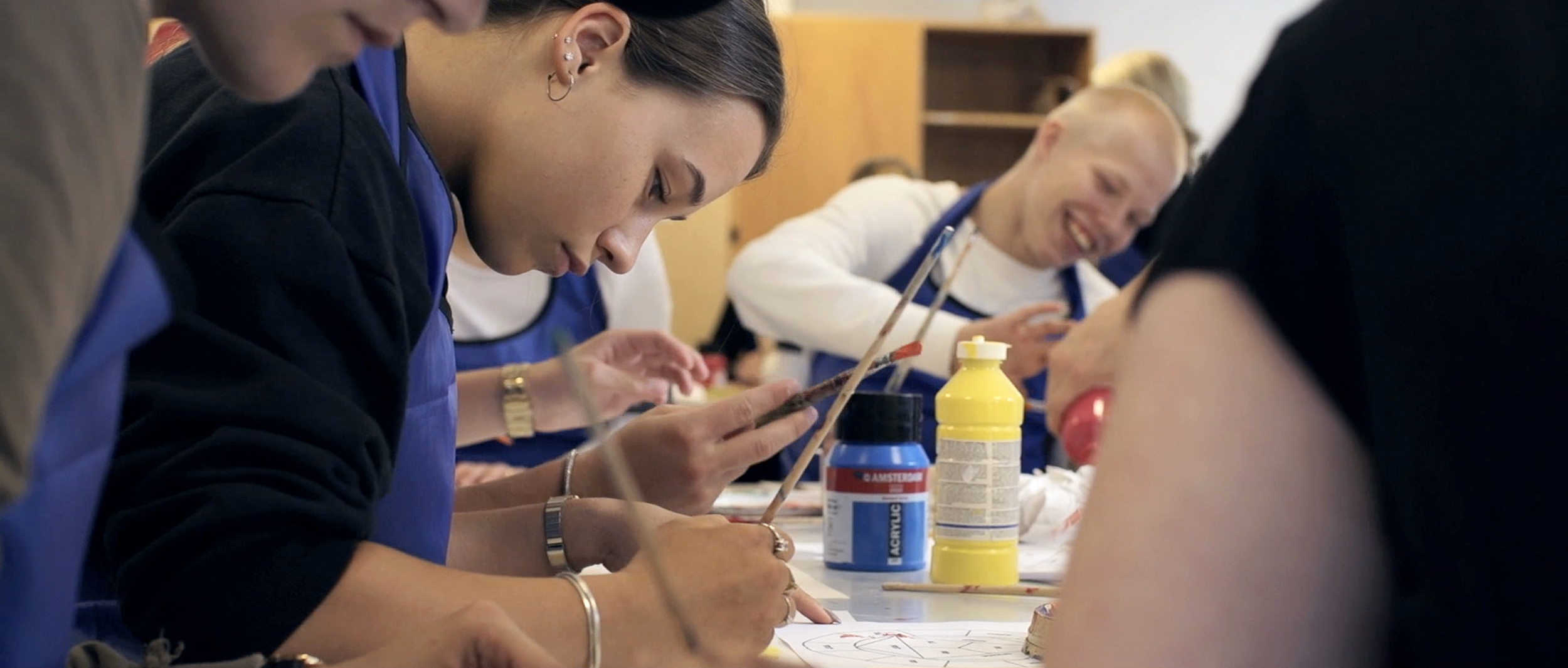 Elever som arbejder kreativt med maling