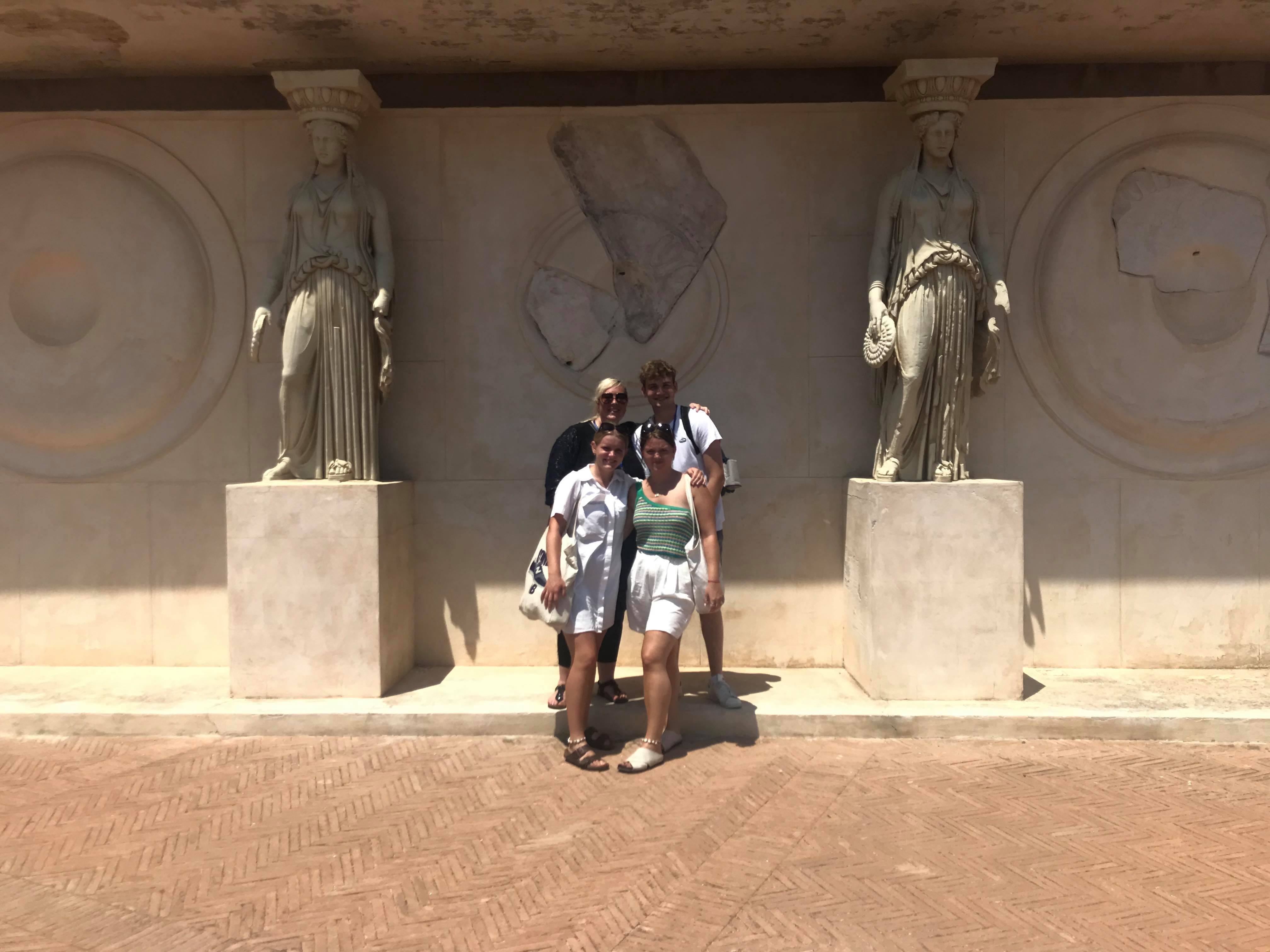 3 elever og 1 lærer fra Nykøbing Katedralskole i Napoli