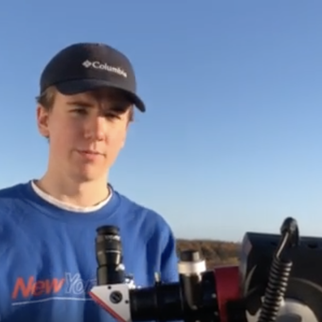 Billede af eleven som præsenterer faget astronomi i videoen