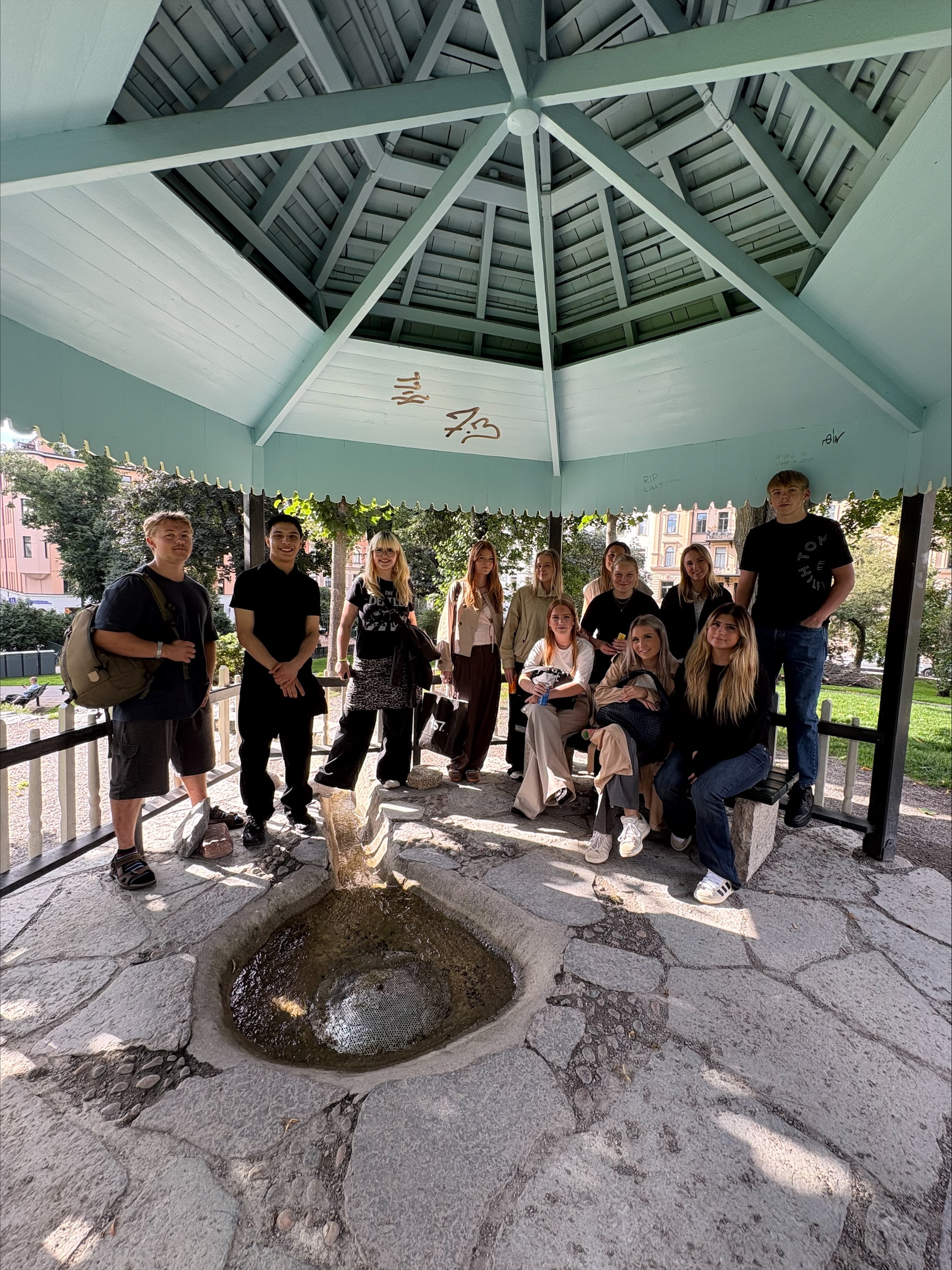 HF-klasse i pavillion i Tegnérlunden i Stockholm