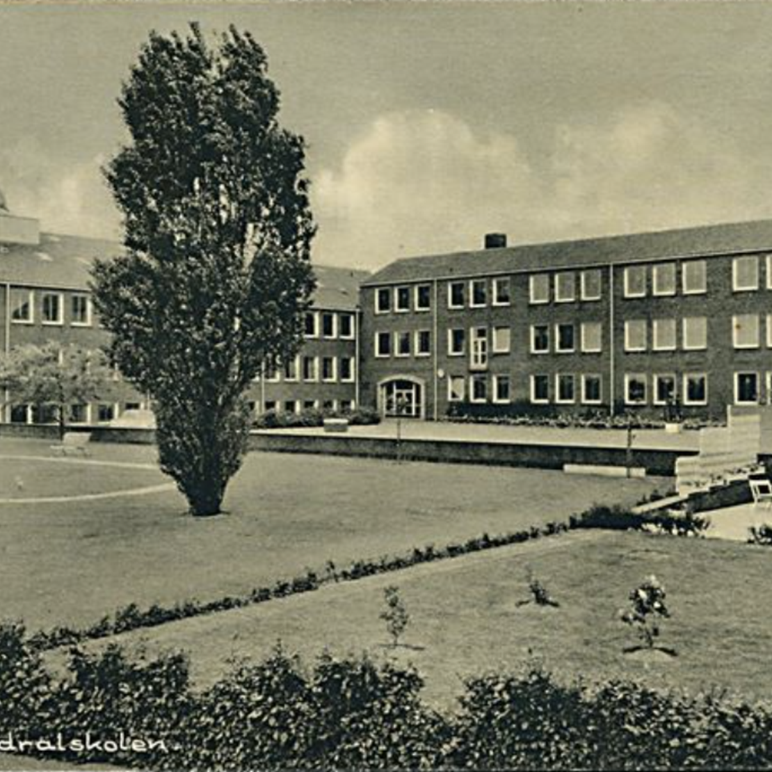 Skolens bygning fra for lang tid siden