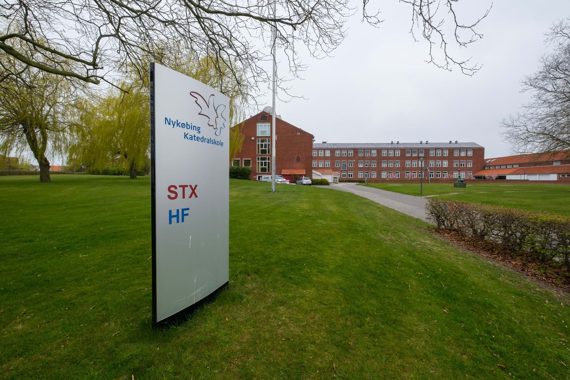 Skilt i forgrunden med STX og HF og i baggrunden Nykøbing Katedralskole