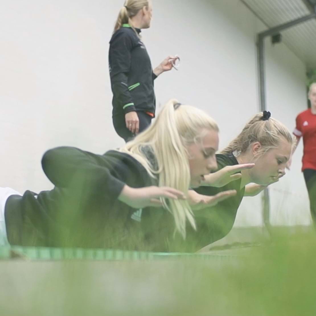 Elever som har idræt udenfor på Nykøbing Katedralskole