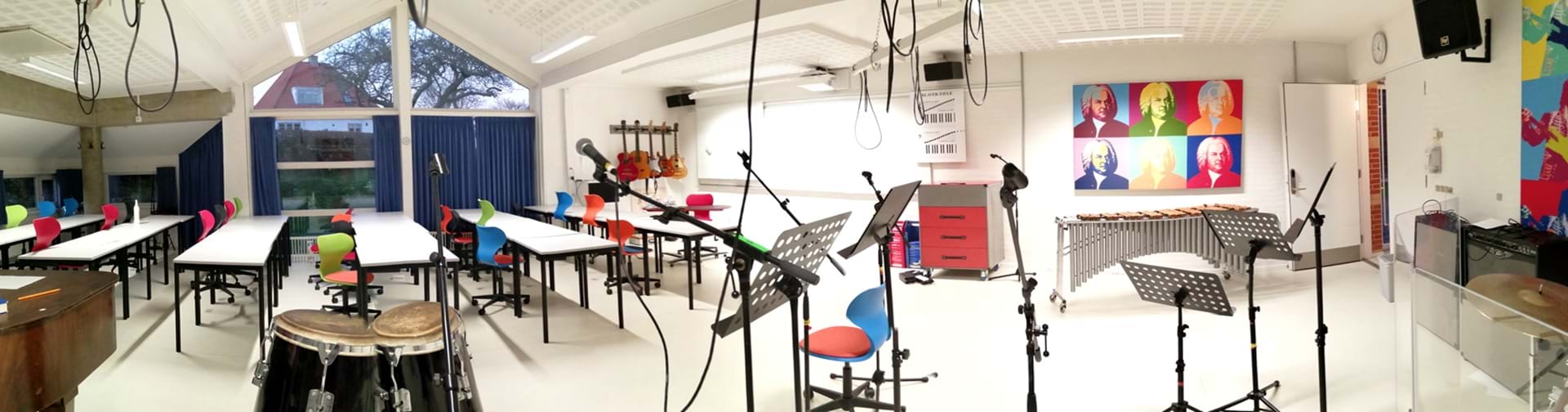 Det tomme musiklokale som er klar til elever