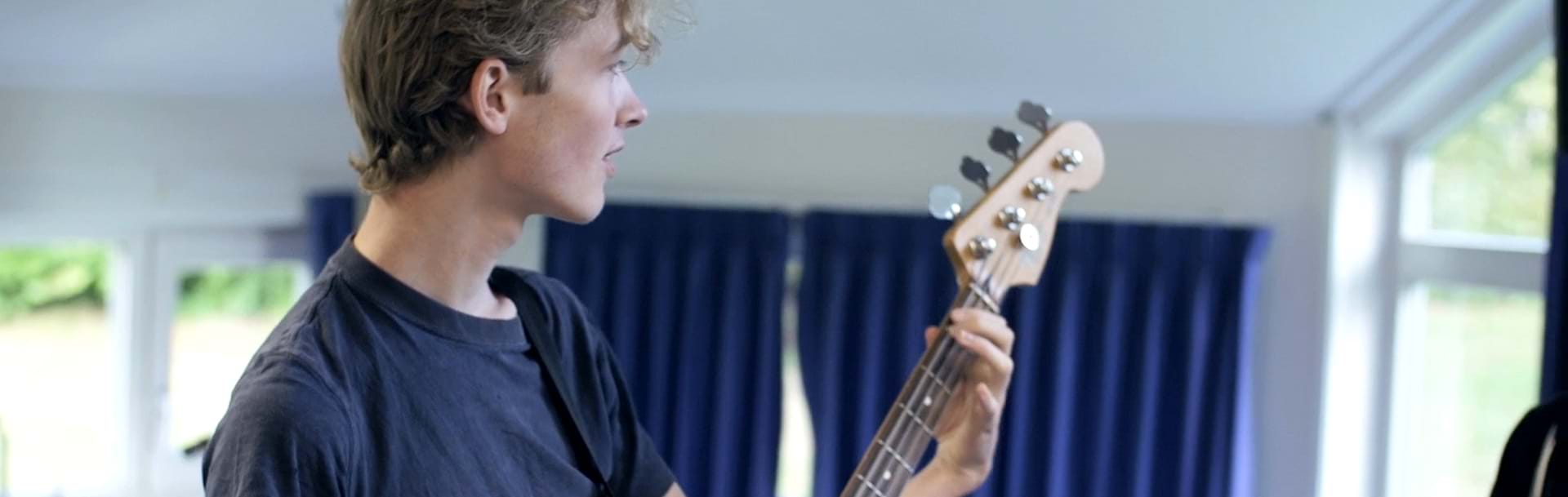 Elev som spiller guitar