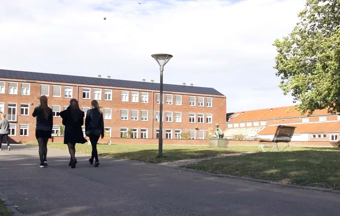 Elever på vej ind på skolen
