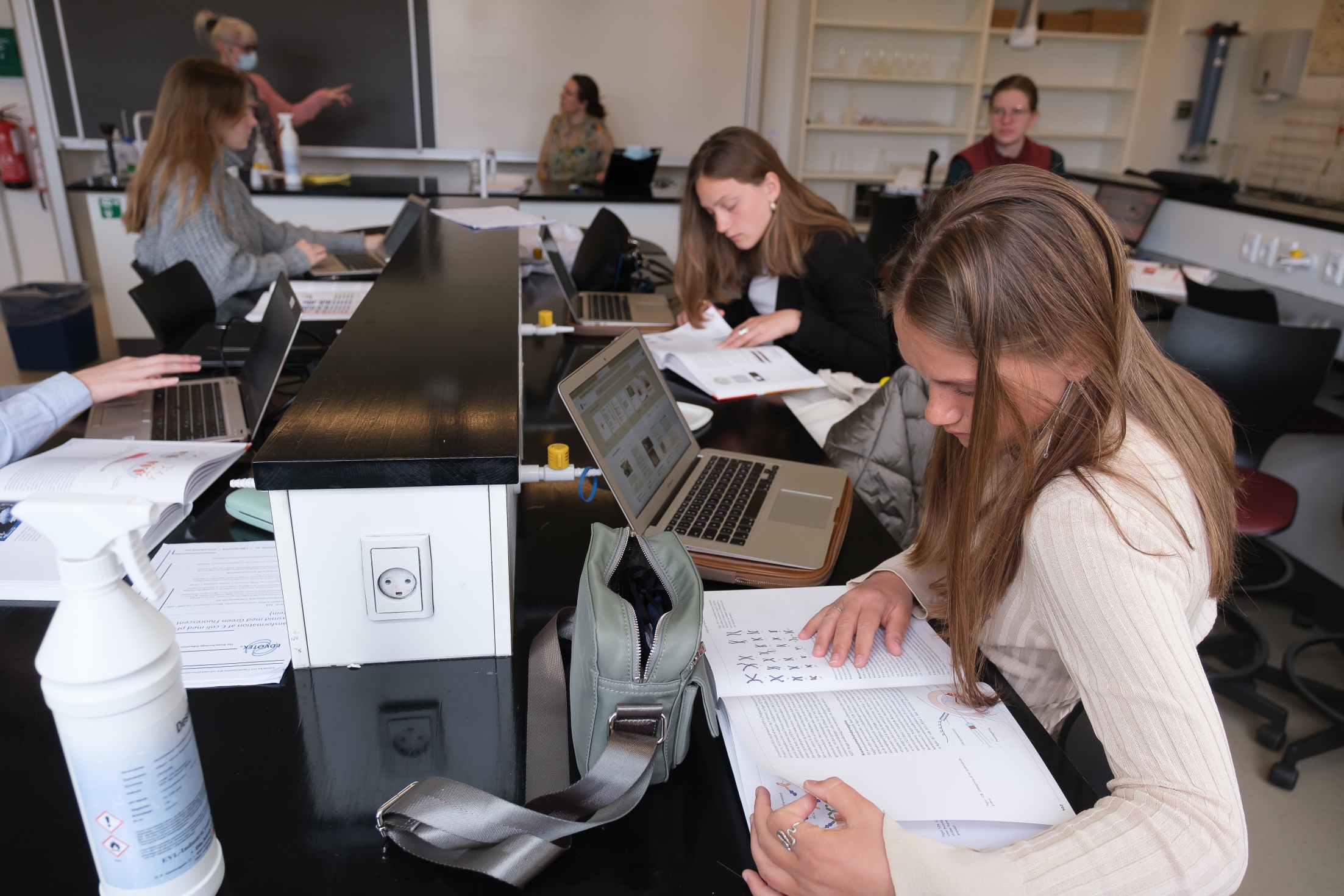 Elever laver biologiopgaver på computeren