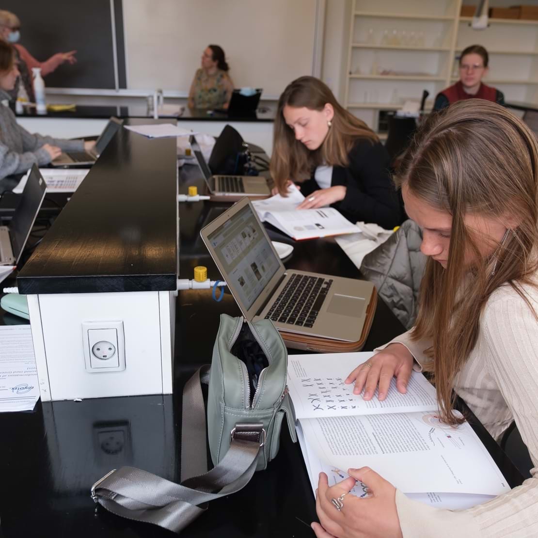 Elever laver biologiopgaver på computeren
