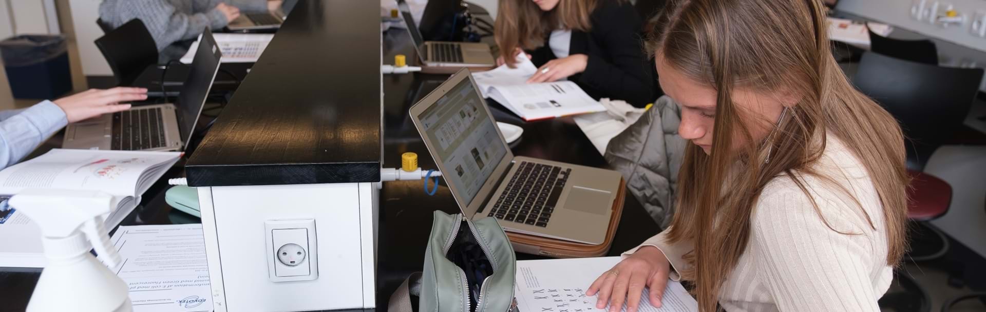 Elever laver biologiopgaver på computeren